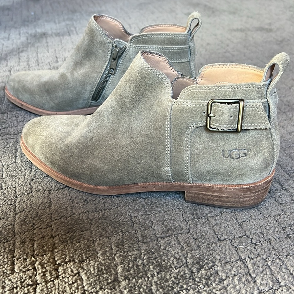 Ugg Kelsea Suede Chelsea Booties with Side Zipper + Buckle Detail Taupe SZ 8.5